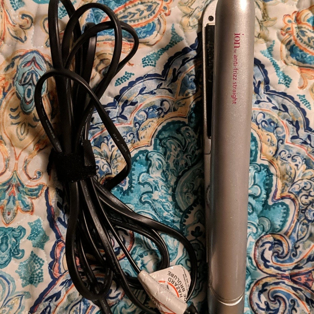 Ion anti-frizz flat iron